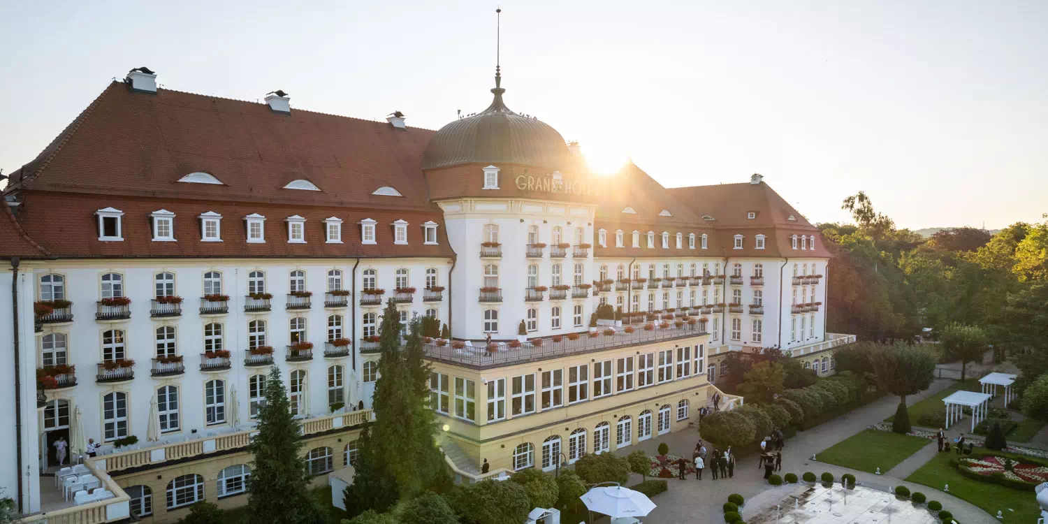 nagrania z drona nieruchomości, nagrania hotelu z drona, zdjęcia nieruchomości z drona, zdjęcia z powietrza, fotograf dronowy, Filmy FPV, Zdjęcia nieruchomości z powietrza, Reelsy dronem, Filmowanie dronem, Tworzenie filmów FPV na potrzeby reklam, Profesjonalne zdjęcia i filmy z drona w Gdańskum, nagrywanie meczu dronem, filmy dronem cena, zlecenia dron 