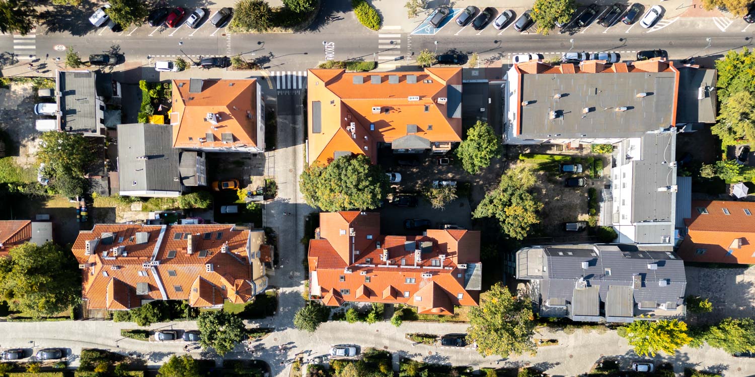 Filmowanie dronem, Zdjęcia FPV, Filmy promocyjne, Filmy z lotu ptaka, Filmowanie FPV, Profesjonalne zdjęcia i filmy z drona w Gdańsku, video z regat, dron nad wodą