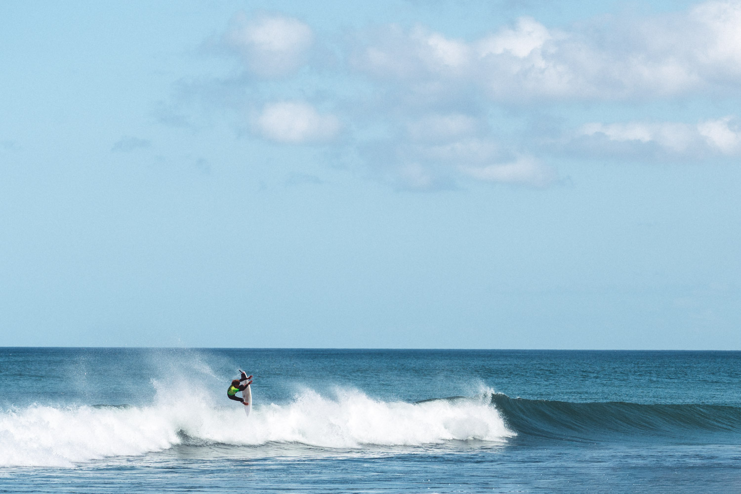 reklama video, zdjęcia do reklam, zdjęcia produktowe, filmowanie z FPV, sesje zdjęciowe, filmy na Instagram, filmy reklamowe na YouTube i Instagram, Dynamiczna fotografia, Waves and sports, Fotografia sportowa, Surf session photos, Outdoor photography, Beach photos with surfing vibes, Stylish photography of surfing lifestyle