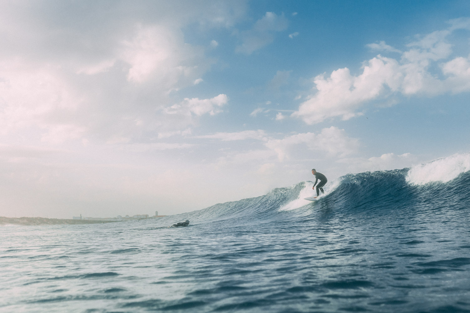 filmowanie TikTok, video tiktok, zdjęcia do social media, filmy z drona, Zdjęcia na fali, Surf photography, Zdjęcia surferskie, Surfing and beach, Beach vibes photography, Action-packed sports photography in water, Stylish photography of surfing lifestyle