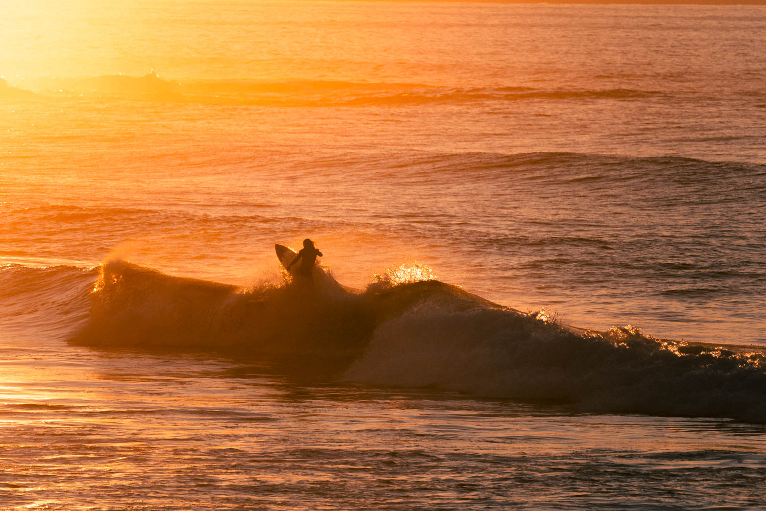 Editorial photography, Fotograf lifestyle, Zdjęcia outdoorowe, Zdjęcia w ruchu, Beach vibes photography, Surfing lifestyle, Coastal photography, Professional surf photography at the beach, Lifestyle photography for surfers