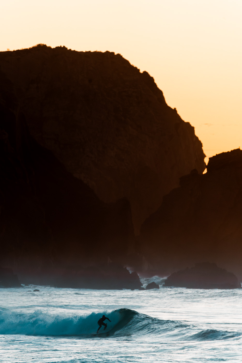 fotografia Gdańsk, zdjęcia na potrzeby social media, Lifestyle sportowy, Surf and style, Zdjęcia surferskie, Dynamic photography, Zdjęcia outdoorowe, Professional surf photography at the beach, Dynamic photos of water sports, sesje zdjęciowe i filmy do social mediów